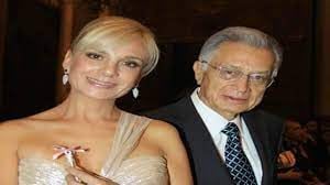 El director de la CFE y su compañera