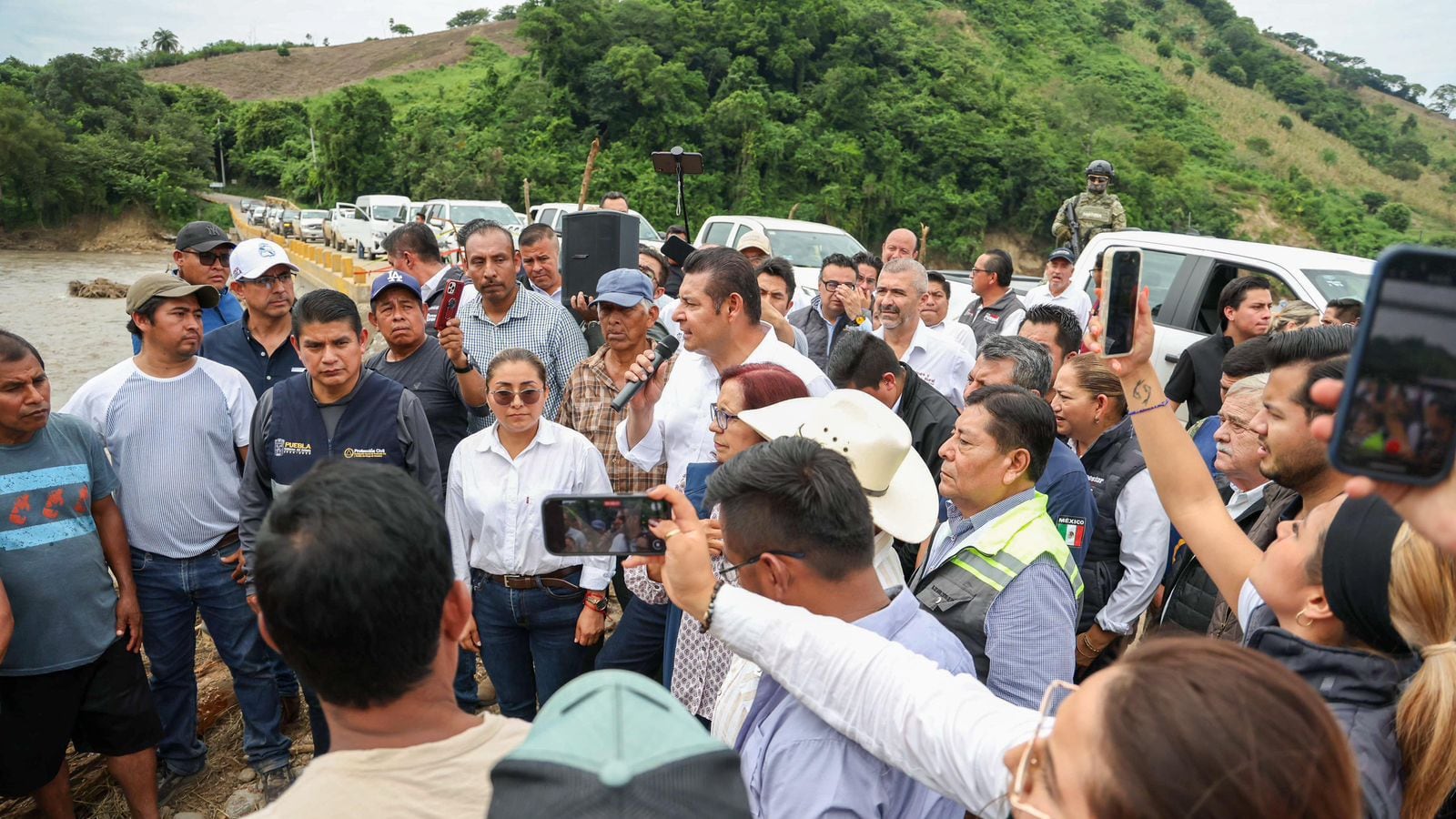 Alejandro Armenta encabeza reapertura de caminos y entrega de víveres en Pantepec