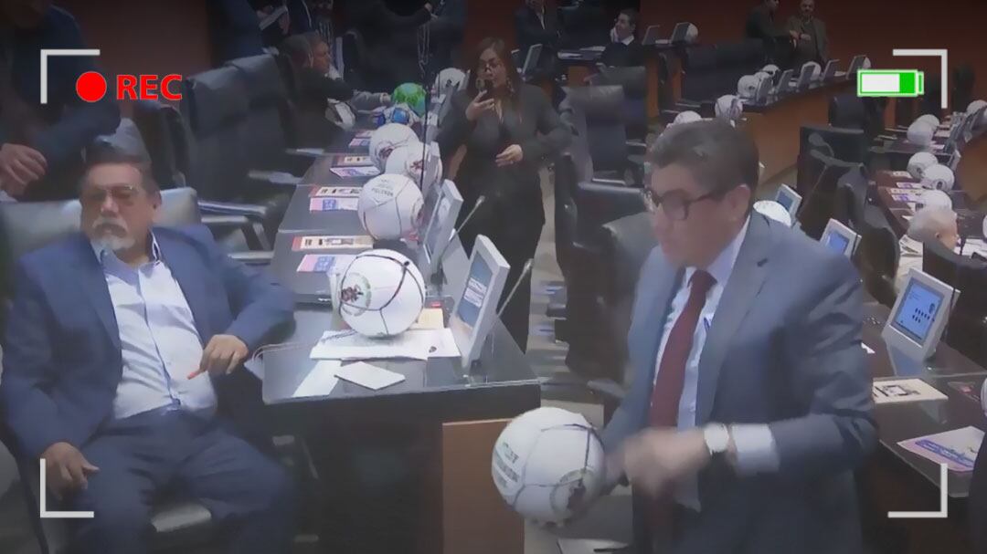 Saúl Monreal y Salgado Macedonio juegan futbol en sesión del Senado
