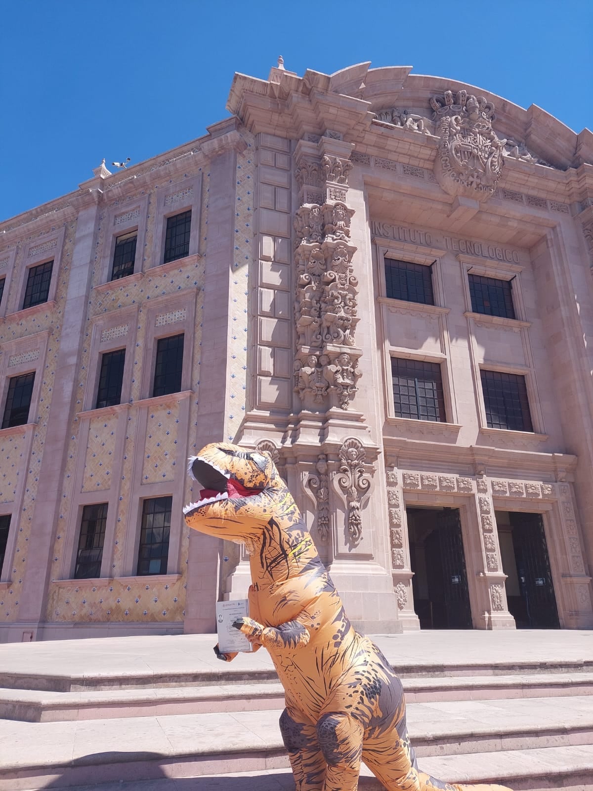 OBTIENE TÍTULO COMO INGENIERO VESTIDO DE DINOSAURIO