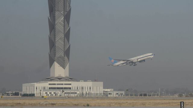 Un vuelo de carga chino despega desde una de las pistas del Aeropuerto Internacional Felipe Ángeles