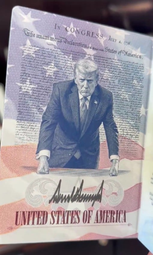 Así el nuevo pasaporte conmemorativo con la imagen de Donald Trump que presumió su hijo Eric Trump