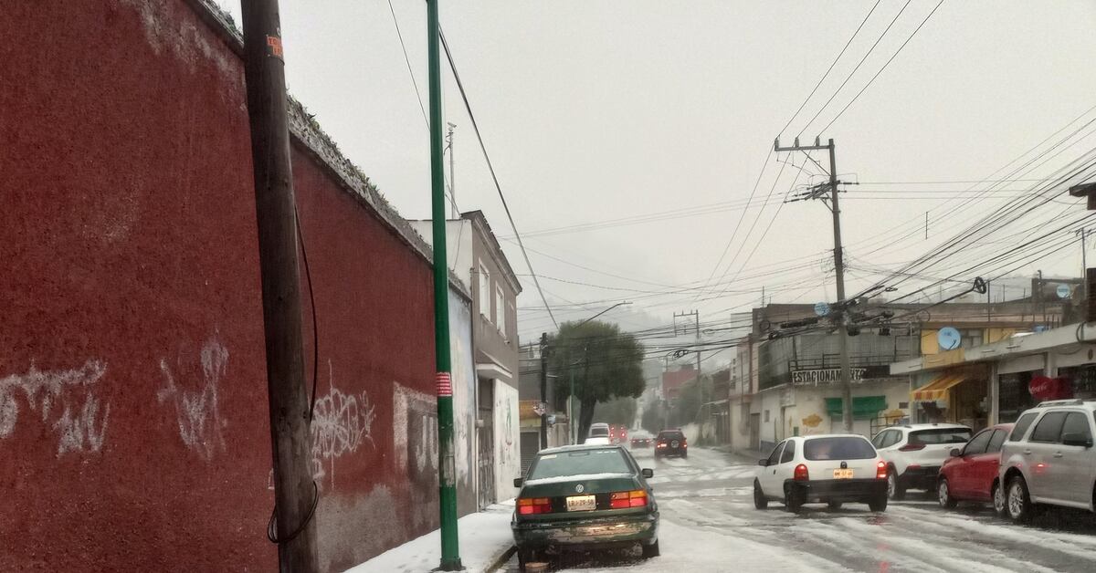 VIDEO: Lluvia y granizo en Toluca inundan calles y genera afectaciones