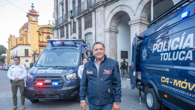 Ricardo Moreno entrega Centros de Mando móviles C4.