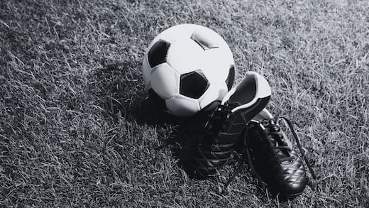 Tragedia en la cancha: Futbolista muere en pleno partido luego de tragarse una moneda