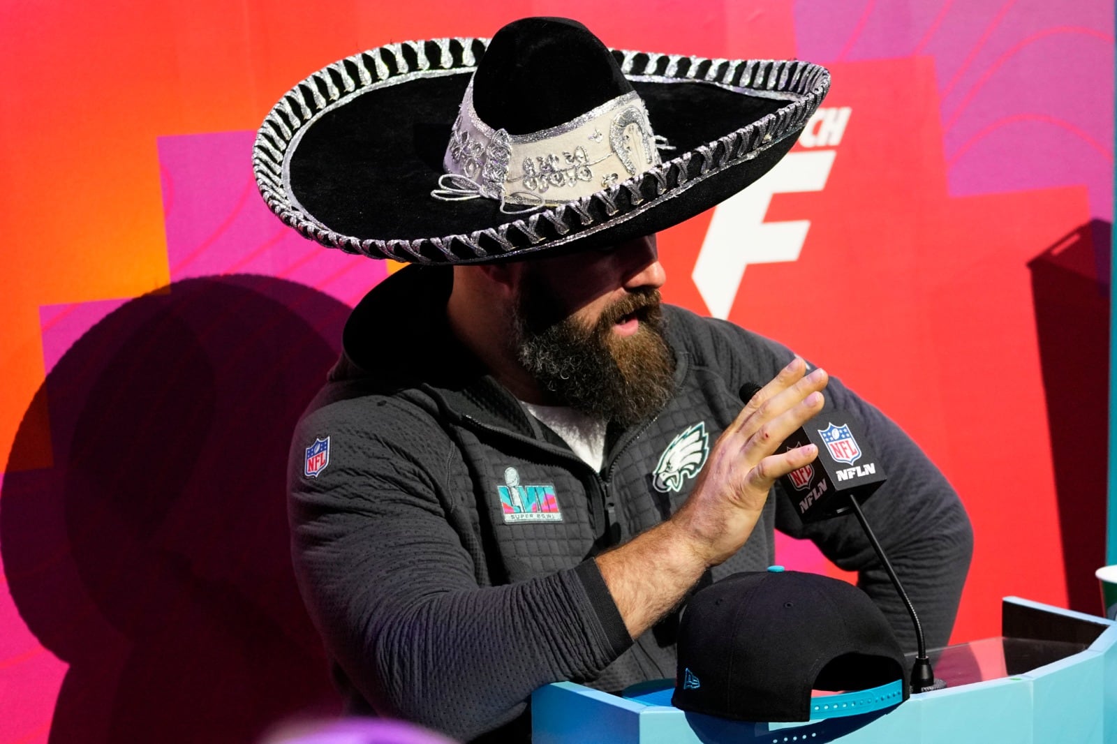 Jason Kelce con un sombrero charro.