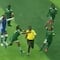 VIDEO: Árbitro corre despavorido ante brutal agresión de jugadoras; le dieron hasta con la cubeta