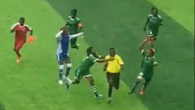 Un árbitro salió corriendo tras causar la furia de unas jugadores en la República Democrática del Congo.