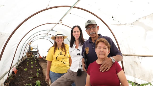 Lía Limón en huerto comunitario