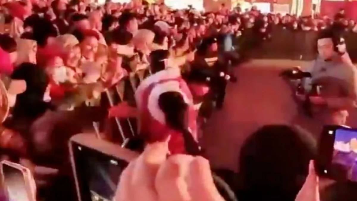 VIDEO: Un robot con inteligencia artificial se bucea y ataca a un asistente a celebración del Año Nuevo Chino