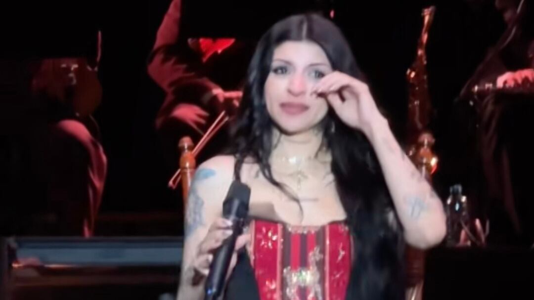 Cazzu llora mientras canta “Inti” por primera vez a su hija