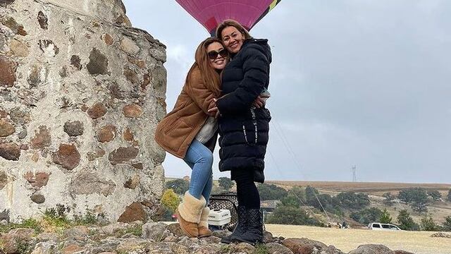 Gomita junto a su mamá