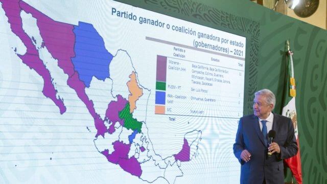 AMLO afirmó que se tomaría, con “permiso” de Ricardo Anaya, una caguama Pacífico.