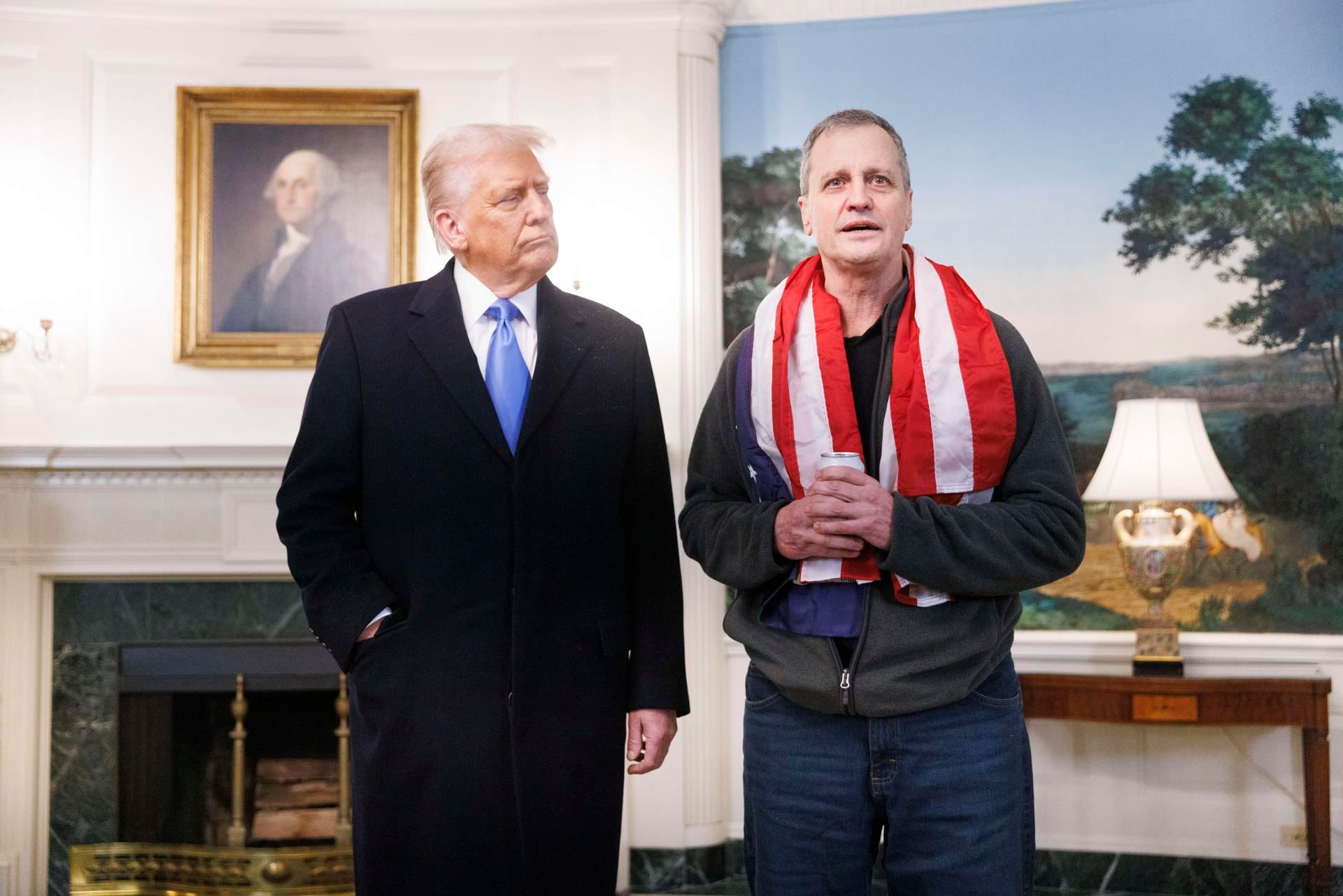 Donald Trump recibe en la Casa Blanca al estadounidense liberado por Rusia