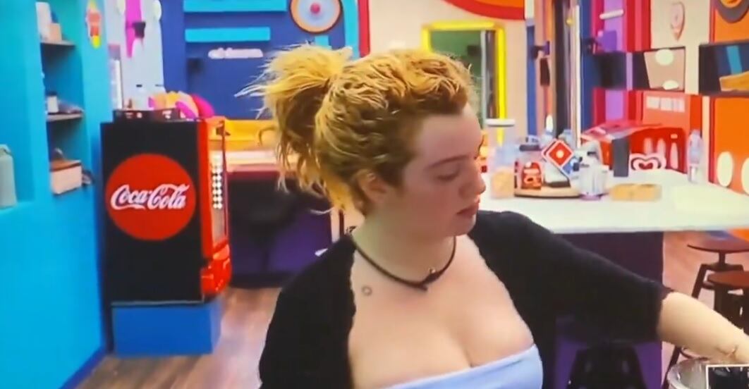 Briggitte Bozzo preparando sus arepas en La Casa de los Famosos 2024.