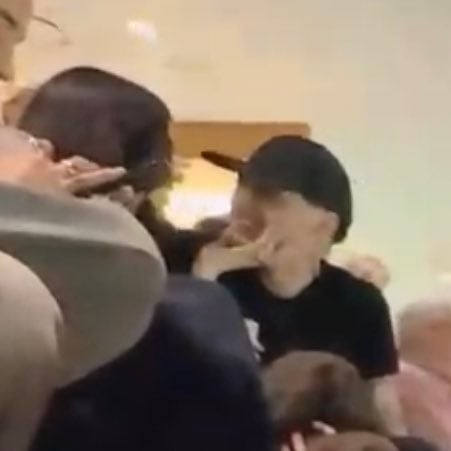 Peso Pluma y Kenia Os se besan en el Super Bowl 2025.