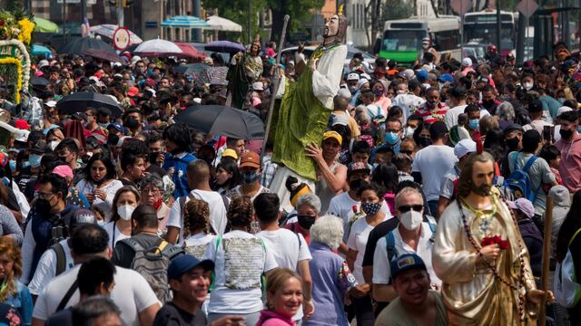Miles de devotos a San Judas Tadeo, patrono de las causas imposibles, han acudido a su iglesia en la alcaldía Cuauhtémoc para festejarlo en su día.