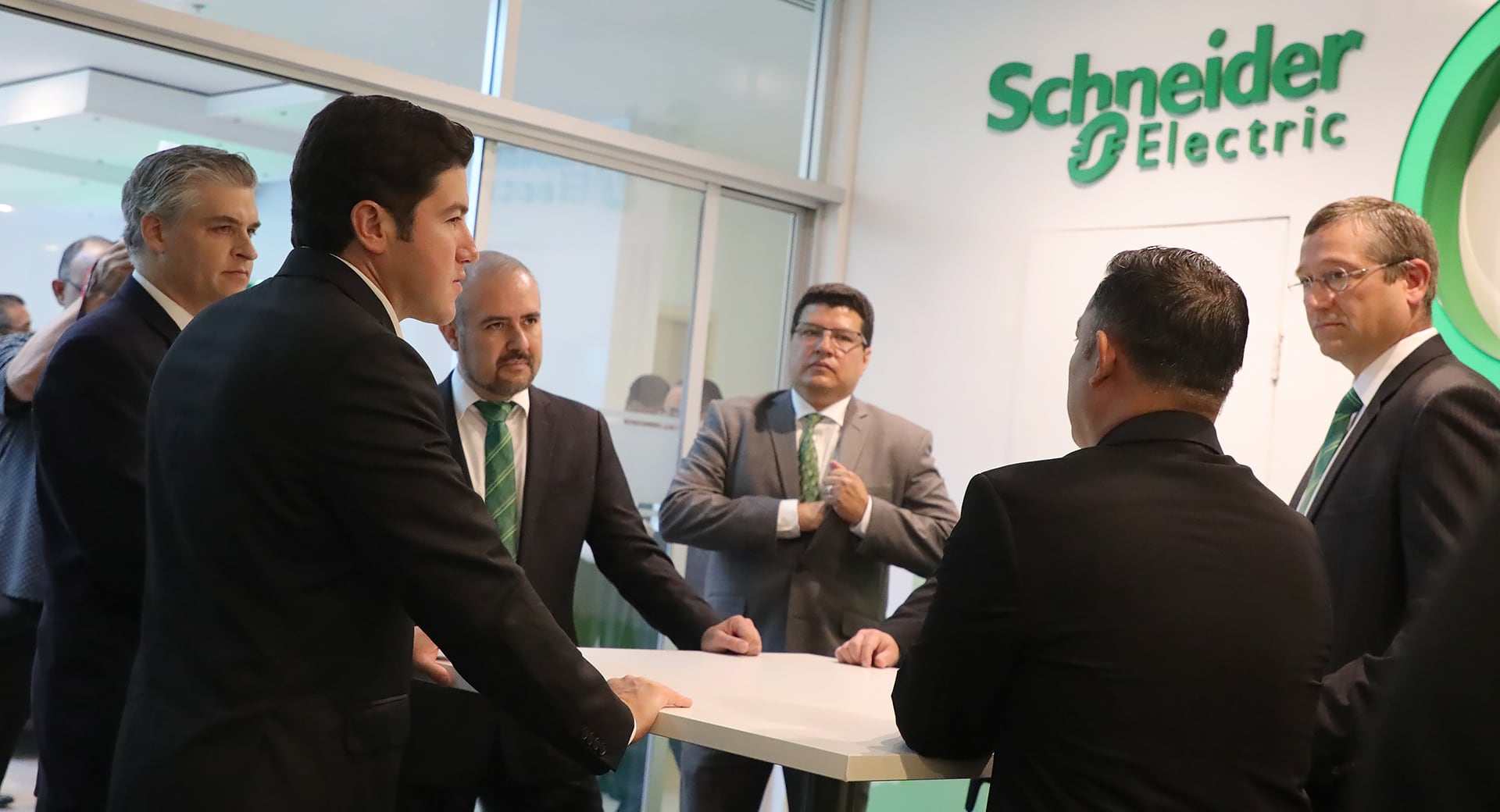 Samuel García y Schneider Electric anuncian inversión millonaria en Nuevo León