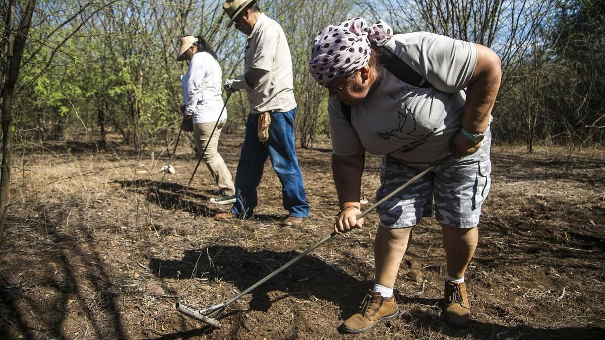 Colectivo de búsqueda en fosa clandestina.