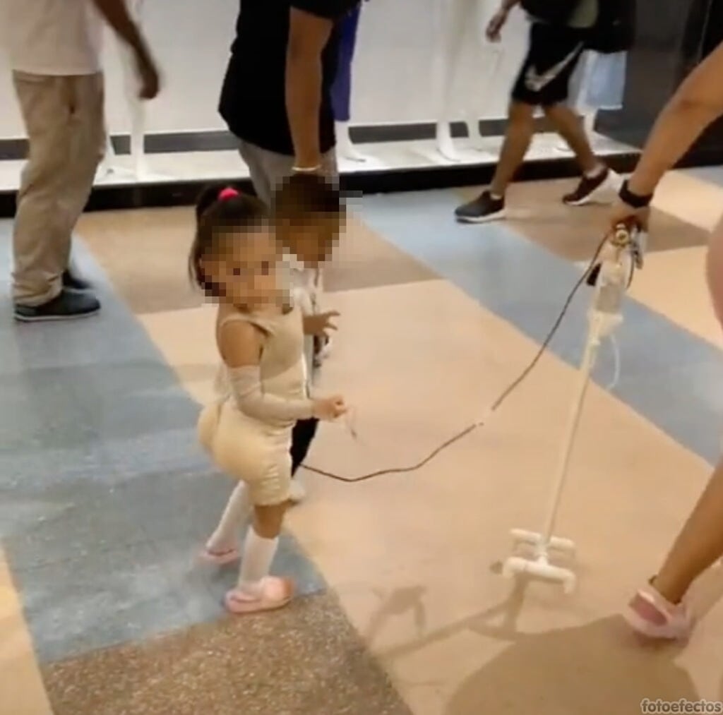 Niña con disfraz de implantes