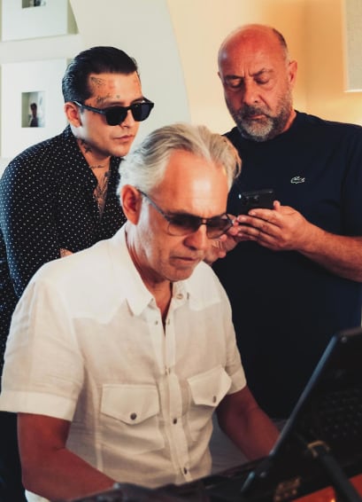 Christian Nodal hace callar a sus haters cantando en vivo con Andrea Bocelli en Italia