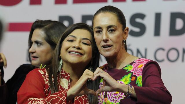Claudia Sheinbaum y Clara Brugada, se toman una fotografía al finalizar la cuarta sesión ordinaria del CNM