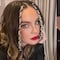 Fan de Belinda sube al escenario y por la emoción lastimó a la cantante (VIDEO)