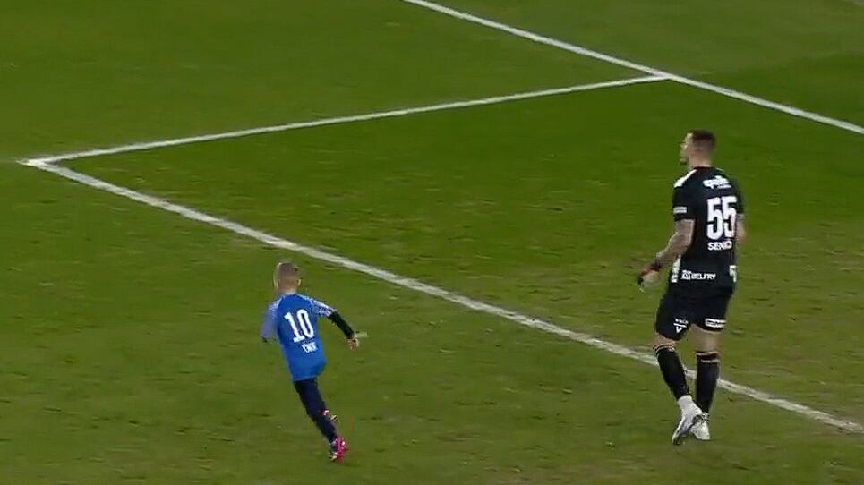 VIDEO: Baja al campo para celebrar sus 7 años y el portero le impide hacer un gol