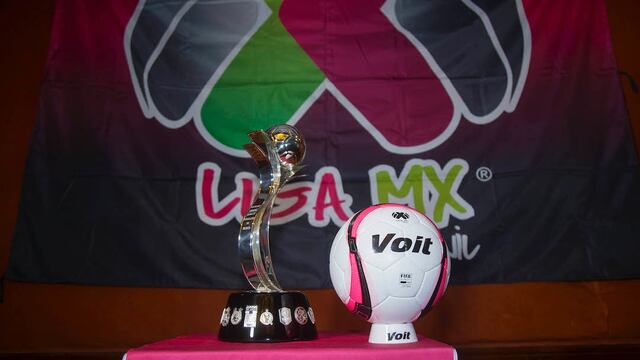 Trofeo y balón de la Liga MX Femenil