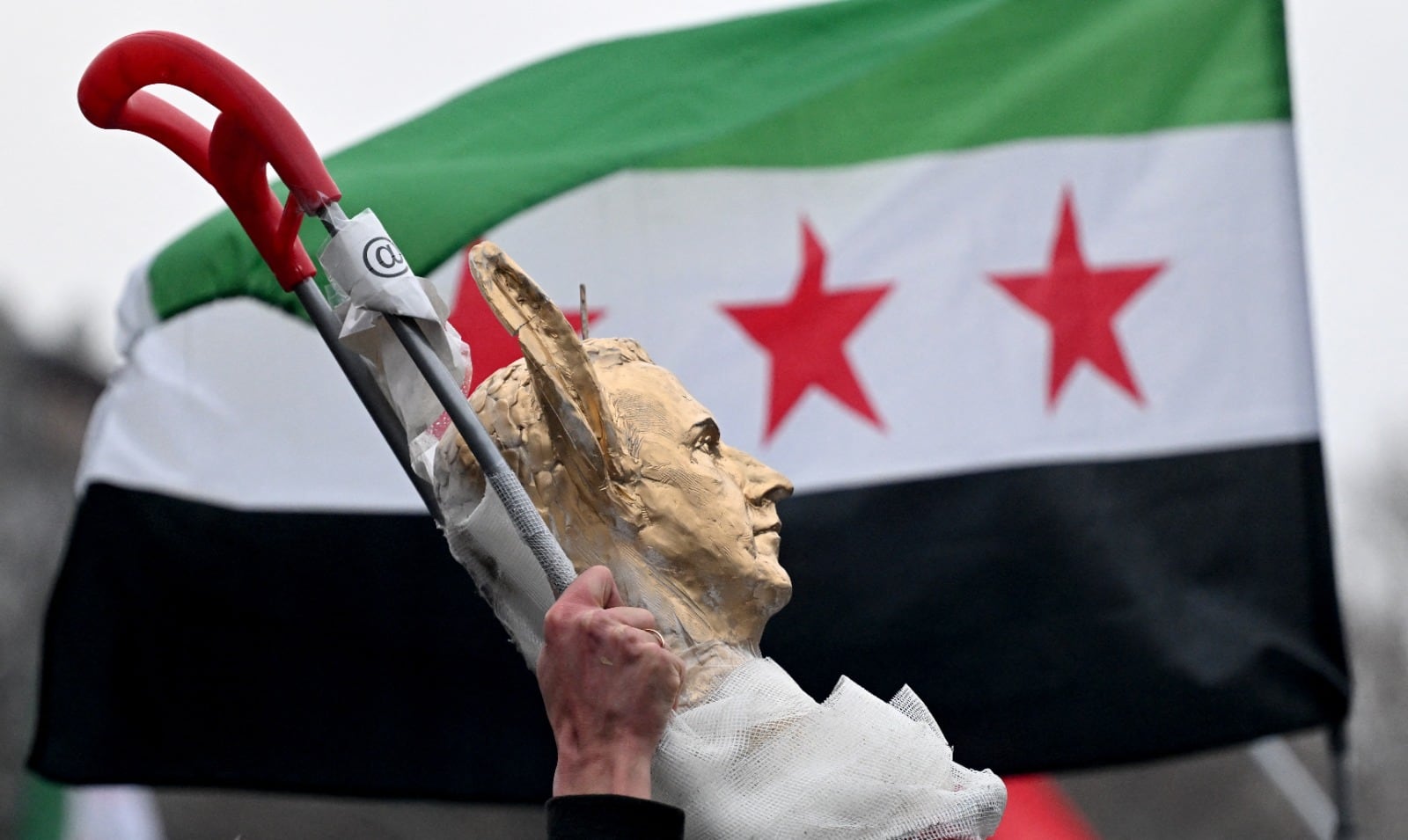 Sirios festejan la caída de Bashar Al-Assad tras 24 años en el poder