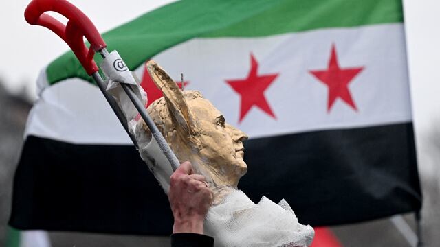 Sirios festejan la caída de Bashar Al-Assad tras 24 años en el poder