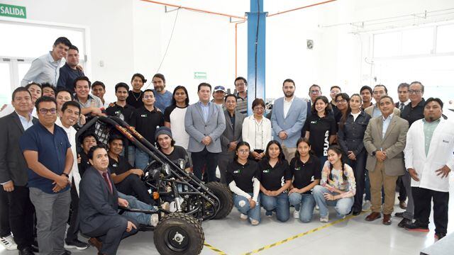 María Lilia Cedillo visita laboratorios de la FCE