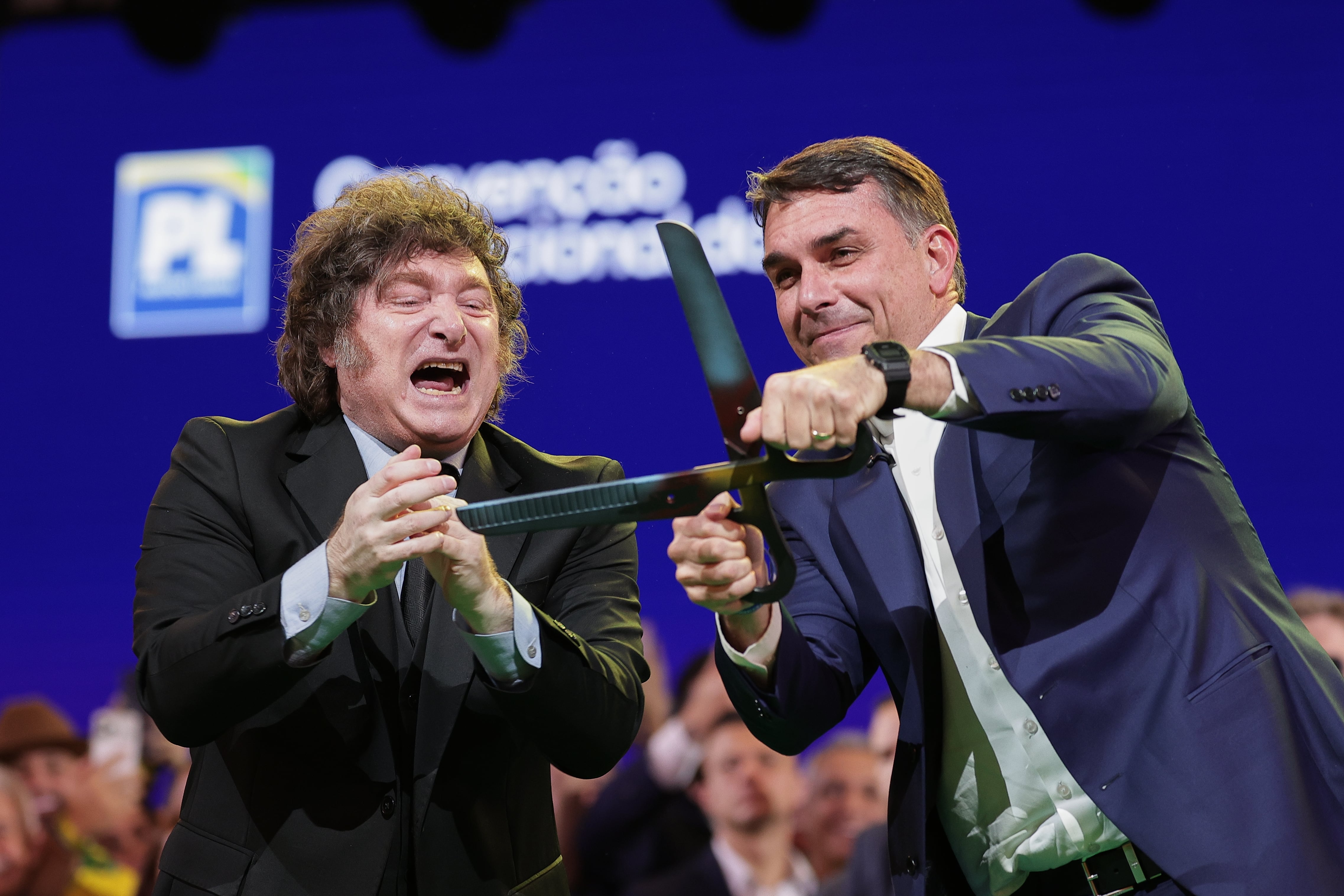 Javier Milei respalda candidatura de Flávio Bolsonaro en Brasil
