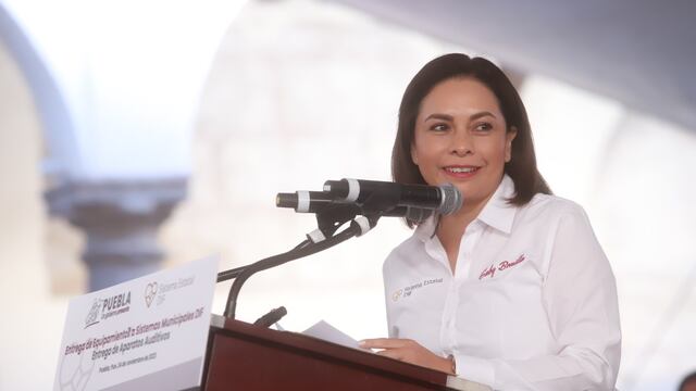 Gaby Bonilla entrega aparatos auditivos en Puebla