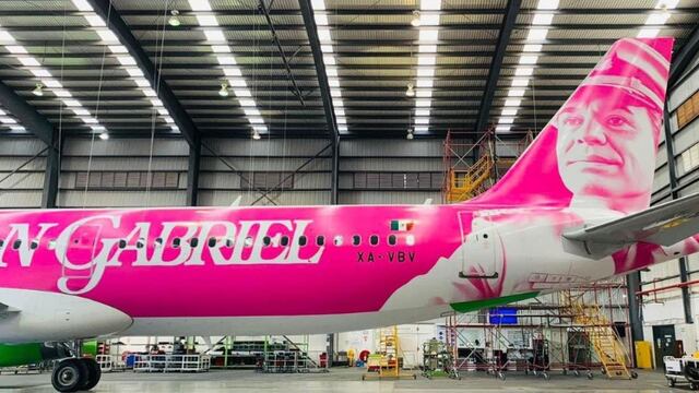Avión de Viva Aerobus, tiene la imagen de Juan Gabriel