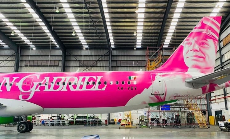 Avión de Viva Aerobus, tiene la imagen de Juan Gabriel