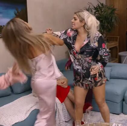 Mariana González golpeando a Kimberly Flores.