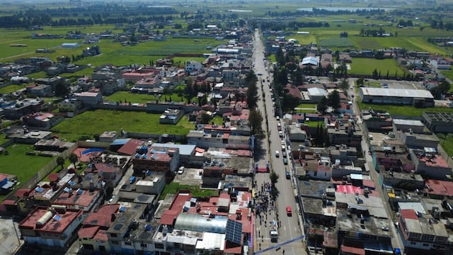 Ricardo Moreno inició la construcción de un Sendero Seguro en San Cayetano Morelos para mejorar movilidad y seguridad.