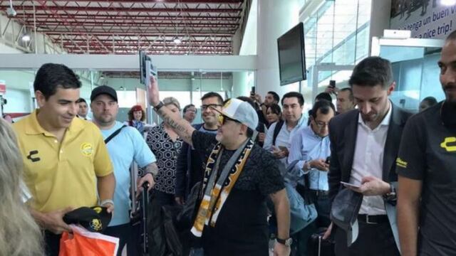 Maradona en el aeropuerto de Culiacán.
