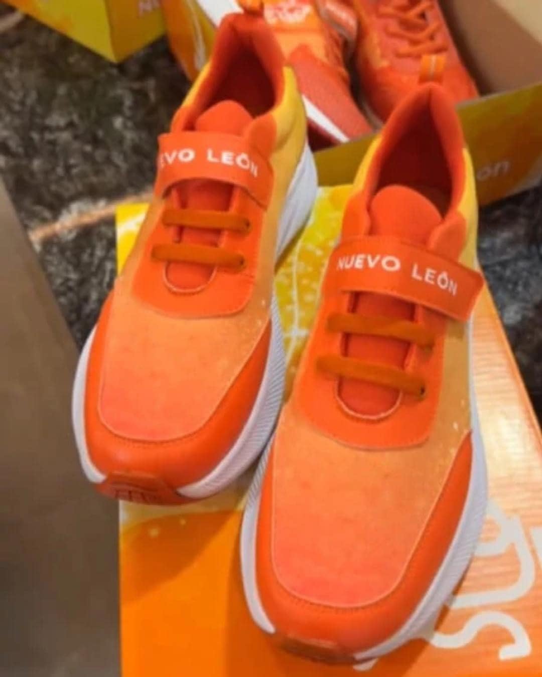 Así son los tenis fosfo fosfo que Samuel García entregará en escuelas