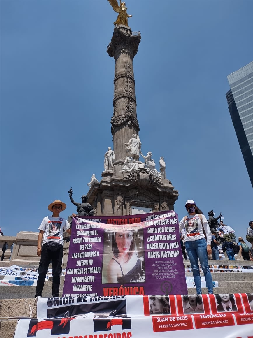 Josué y Minely, hijos de Verónica Monroy en la marcha del Día de las Madres 2022