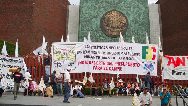 Plantón de campesinos en la Cámara de Diputados.