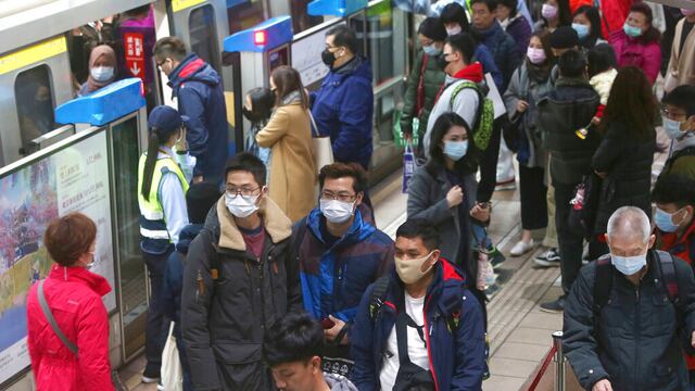 Por temor a coronavirus surgido en China, se agotan cubrebocas ¡al otro lado del mundo!