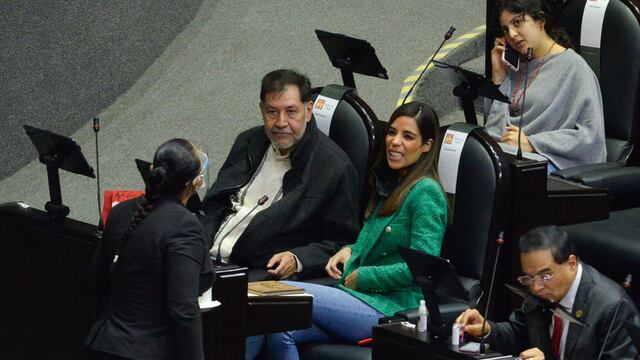 Gerardo Fernández Noroña, diputado del PT, junto a Diana Karina Barreras, diputada local de Sonora