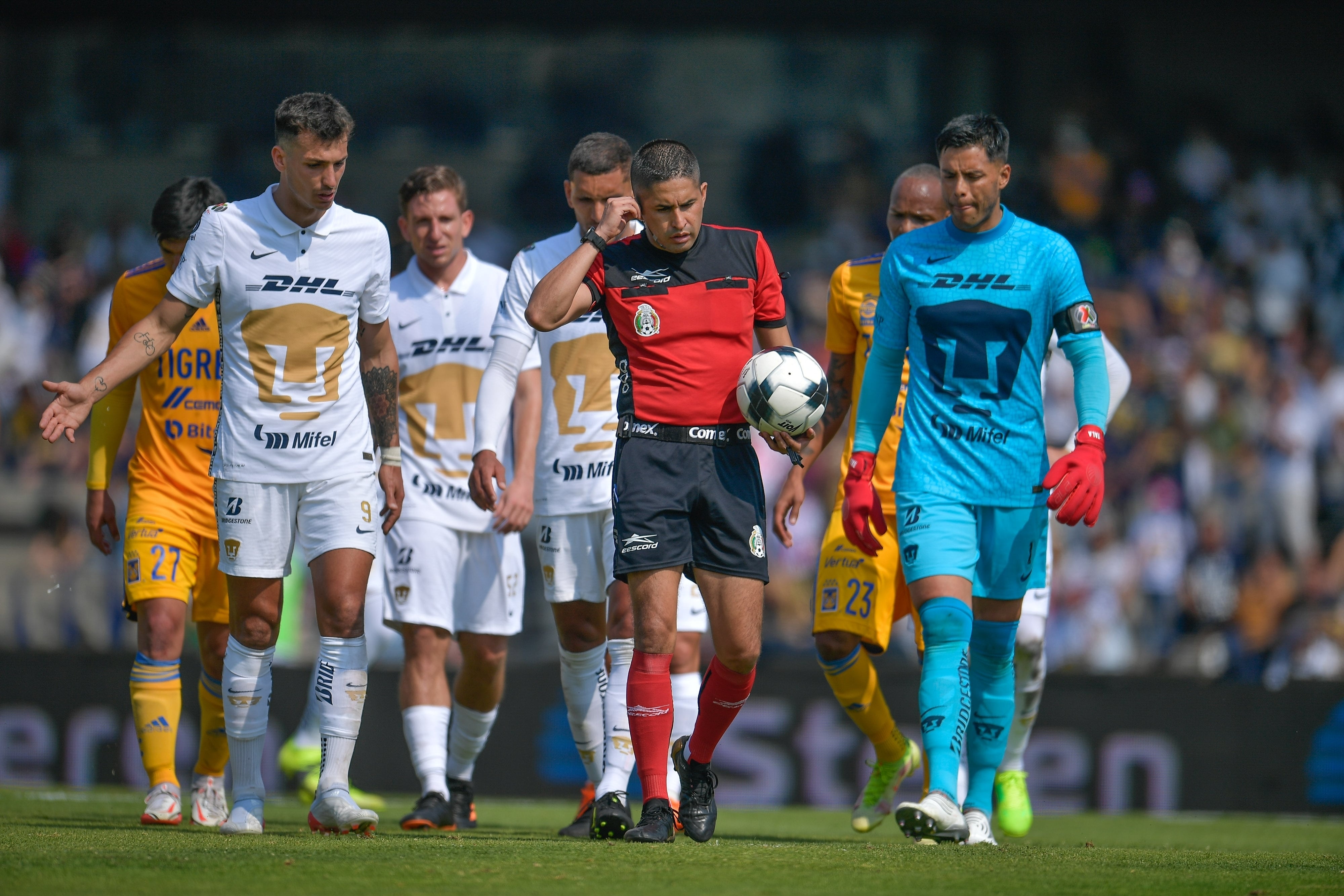 Oscar Mejia referee during the game Pumas UNAM vs Tigres UANL, corresponding to day 03 of the Torneo Clausura Grita Mexico C22 of Liga BBVA MX, at Olimpico Universitario Stadium, on January 23, 2022.
<br><br>
Arbitro Oscar Mejia durante el partido Pumas UNAM vs Tigres UANL, correspondiente a la jornada 03 del Torneo Clausura Grita Mexico C22 de la Liga BBVA MX, en el Estadio Olimpico Universitario, el 23 de enero de 2022.