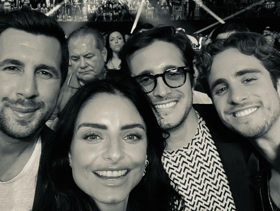 Aislinn Derbez junto a Enrique Riquelme y Diego Boneta