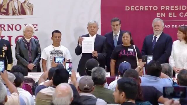 Andrés Manuel López Obrador tras firma de decreto
