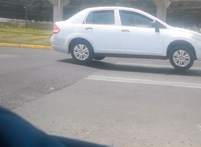 Carro pasa por tope "invisible" de Toluca