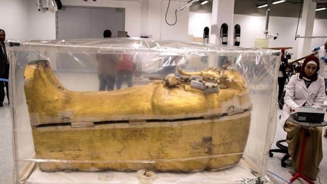 Egipto exhibe por primera vez el sarcófago de Tutankamón.