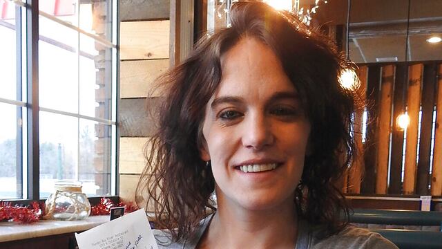 Mesera recibe propina de casi 40 mil pesos gracias a reto viral ‘2020 Tip Challenge'